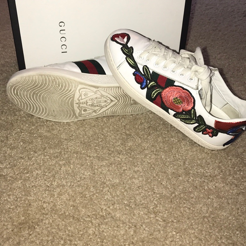 Gucci flower embedded sneaker